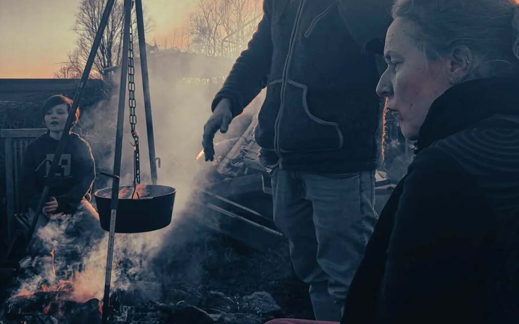 kookpot boven kampvuur tijdens keltisch jaarfeest