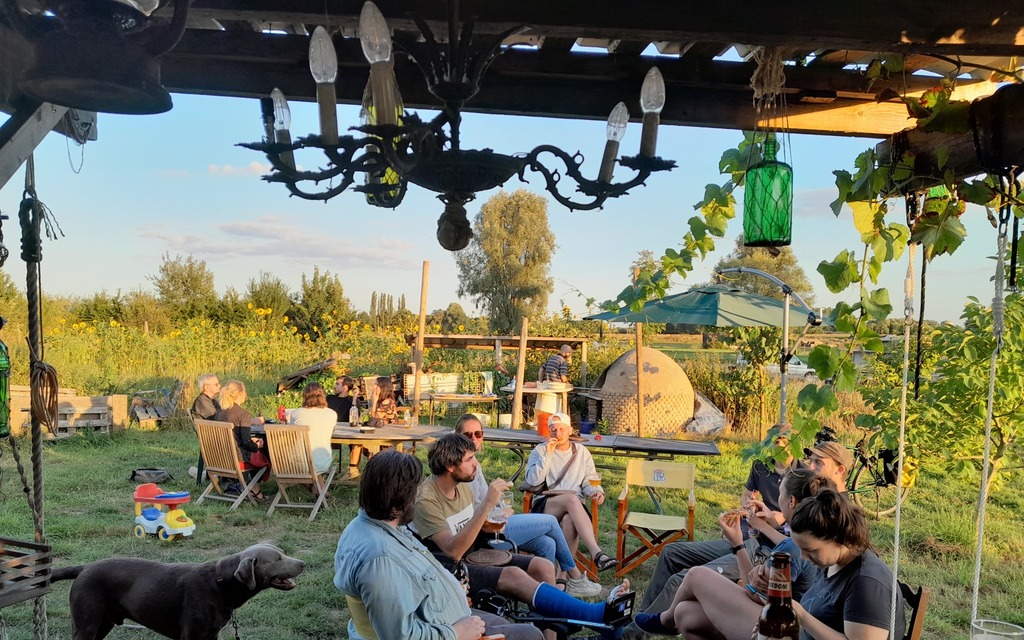 Uitzicht vanuit de bar op de pizza-oven en chillers.